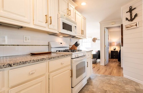 Old Lyme House | Be Happy Beach House is a five minute walk from Hawk's Nest Beach!