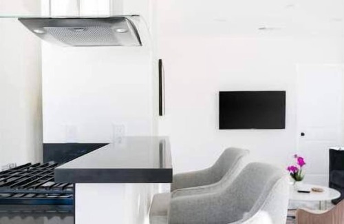 North Hollywood House | Be Inspired to Dream in This Glamorous Tinseltown Suite