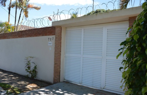 Jardim Virginia House | BEACH HOUSE WITH LARGE LIVING ROOM AND INTEGRATED POOL AREA/BARBECUE.