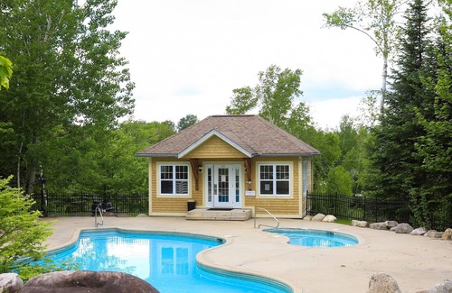 Saint-Faustin-Lac-Carre Condo | Beach and pool Mont-Blanc