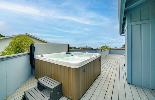 Manchester House | Beach Access & Hot Tub: Coastal Gem in Manchester