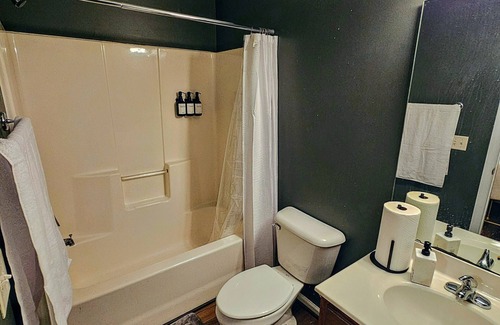Jacksonville House | ☆Beach Access☆ n☆Mall 3m Away☆ n☆Free Wifi☆ n☆Stocked Kitchen☆ n☆Washer/Dryer☆