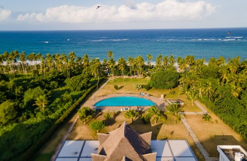 Diani Beach Apartment | Beach access, swimming pools, parking, gym, lifts, WIFI, Smart TV, Netflix.