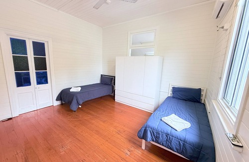 Emu Park Resort | Beach accommodation with Shared toilet & Shower.