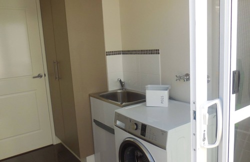 Innaloo Villa | Beach and shops at Karrinyup close to Perth