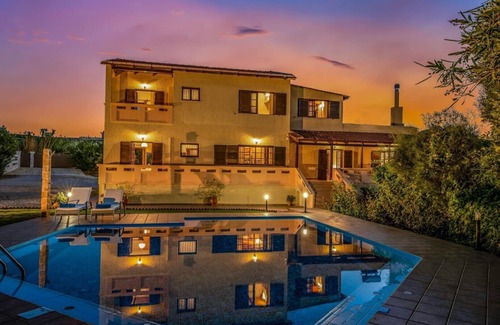 Maleme Villa | Beach at 100mt ★ Walk to Taverna & Grocery ★ Seaview ★ Private Pool