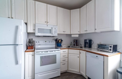 Cape Charles Apartment | Beach, beach, beach in historic Cape Charles. Lovely 2BR Apt1Block from beach
