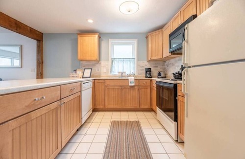 York Beach Condo | Beach Bliss: 2BR Condo, 10 Min to Long Sands, Sleeps 8!