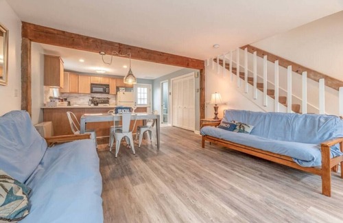 York Beach Condo | Beach Bliss: 2BR Condo, 10 Min to Long Sands, Sleeps 8!