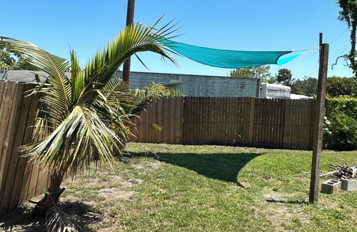 Laurel House | BEACH & Boat Ramp 2 Miles Away, Sarasota Memorial Hosp 2 Miles, Publix 1/2 Mile
