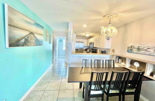 Innerarity Townhomes House | Beach Breeze: Lovely Waterfront Home with 2 Kayaks