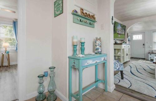 Bayview House | Beach Bungalow - 1 Block to Beach - Pets Welcome!