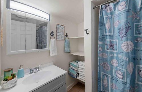 Bayview House | Beach Bungalow - 1 Block to Beach - Pets Welcome!