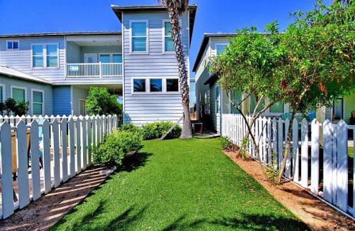 Port Aransas House | Beach Club 2