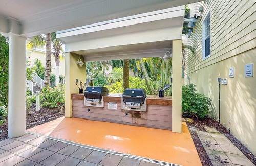 Siesta Key Condo | Beach Club at Siesta Key Poolside D