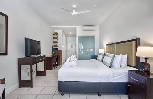 Palm Cove Apartment | Beach Club Oceanview Spa Suite in Palm Cove