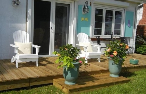 Surry Cottage | Beach Cottage - James River - Ferry End Cottages - Jamestown & Williamsburg