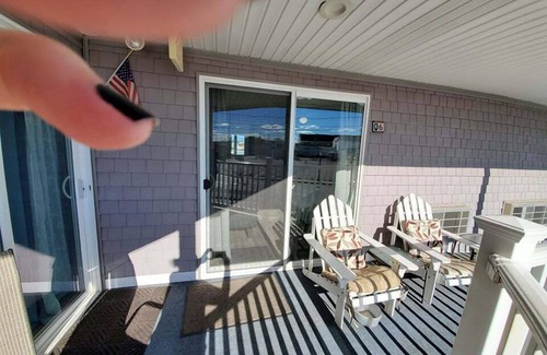 Hampton Condo | Beach Days & Pool Nights