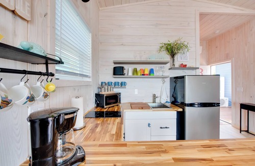 Carrabelle Cottage | Beach & Dock Access: Lanark Village Escape!