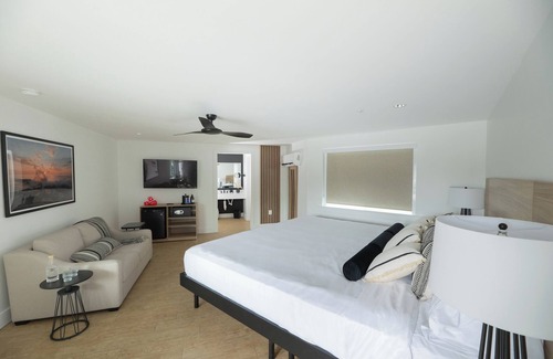 Rehoboth Beach Hotel | Beach Escape near Dewey Beach with Free Parking, Weekend Breakfast & Firepit