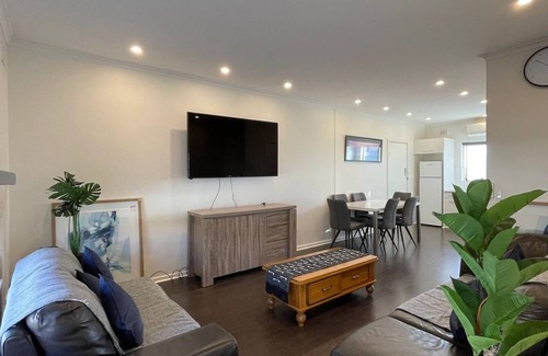 Glenelg North Apartment | Beach Escape no 10: Sun, Sand, and Beach Await! Bring Your Pets Along!
