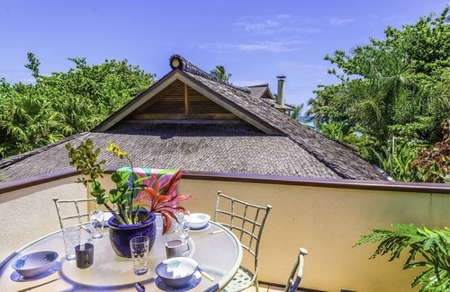 Waimanalo Beach Cottage | Beach estate Studio & private access to the beach/Air conditioned/Parking/Gated