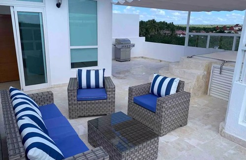 El Soco Apartment | Beach Front 2-Story penthouse BBQ Hottub La Romanann