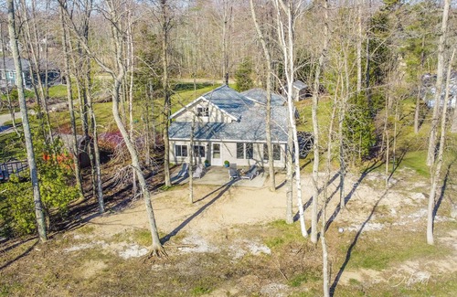 Menominee Cottage | Beach Front - Kayaks, RV, EV, Games + Amenities