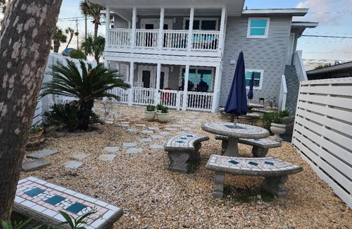 Bahama Beach Cottage | BEACH FRONT LOWER PRIVATE COTTAGE, 2BD2BA, X Large Deck, FREE Private Parking
