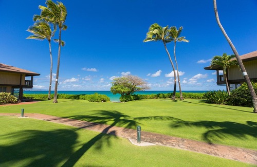Spreckelsville House | Beach front. Walk straight out to the beach or lounge on the patio and enjoy the amazing view.