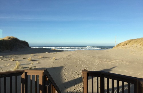 Bayshore House | BEACH FRONT with Bay Views! Pet Friendly