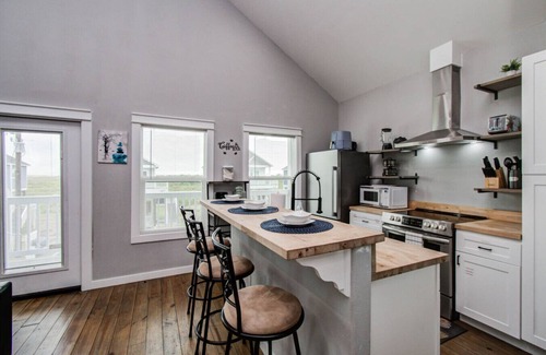 Port Bolivar House | Beach Getaway w/2 King Suites & 2 Min from Beach!