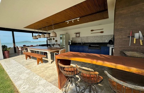 Southeast Region House | Beach House 643 – Right on the Sand in Santa Monica, Guarapari
