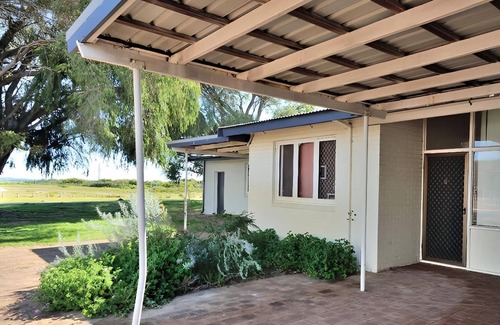 Rockingham Apartment | Beach holiday unit 1min from the beach with a garden and an office!