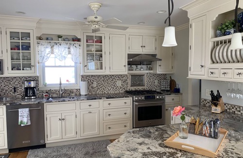Cove - East Side - Shippan House | BEACH HOUSE, 2 MINITE WALK TO WEST BEACH, 40 MIN TO MANHATTEN