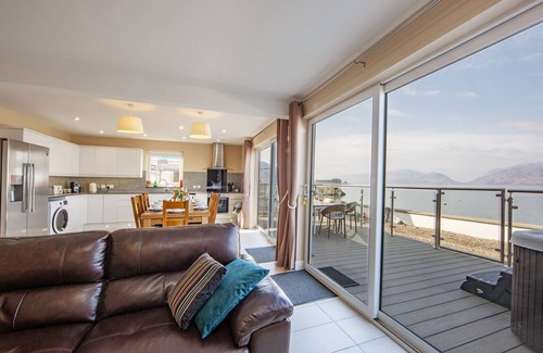 Kentallen Cottage | Beach House 2 with Hot Tub - sleeps 8 guests in 4 bedrooms