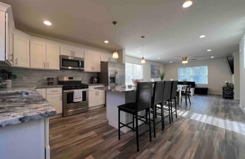 Town Bank House | Beach House CapeMay LINENS INCLUDED 1 block&a short 5min walk to Beach Sleeps 19