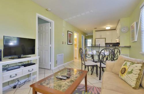 Truman Annex House | Beach House Condo by AvantStay Communal Pool Gated Community Great Location Week Long Stays