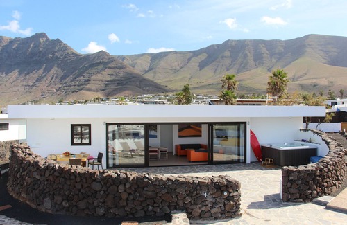 Urbanizacion Famara Villa | Beach House Daida with whirlpool in fantastic location in the Famara Nature Park