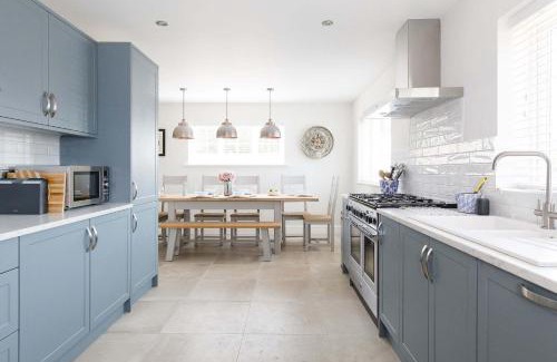East Wittering House | Beach house for 10 with hot tub & garden