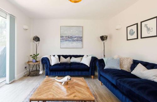 East Wittering House | Beach house for 10 with hot tub & garden