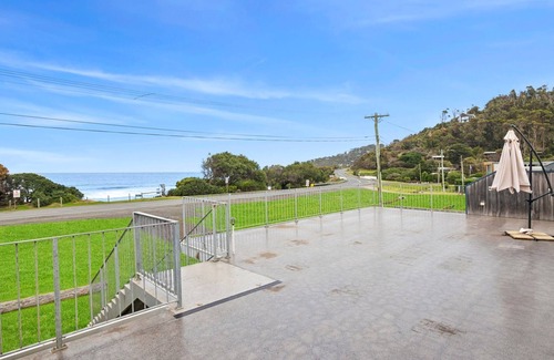 Separation Creek House | Beach House - Just steps from the beach