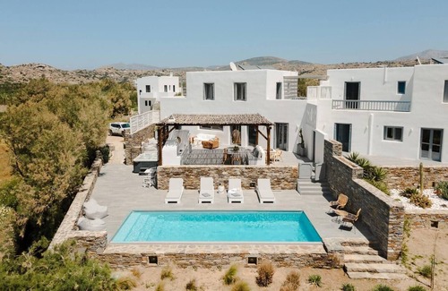 Maragas Villa | Beach House on Plaka Beach, Pool/Jacuzzi