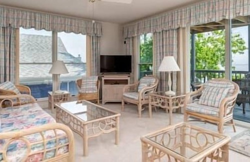 Barstow House | Beach House on the Bay