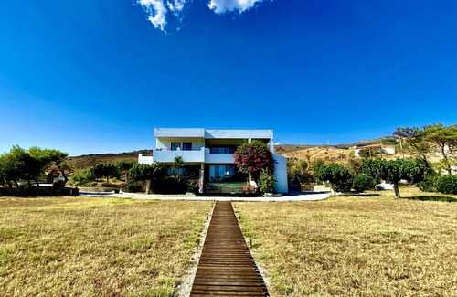Karystos Villa | Beach house set in a beautiful bay