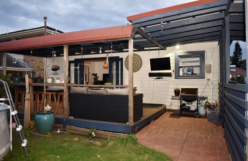 North Wollongong House | Beach House style home close to transport
