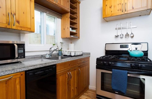 Point Loma Heights House | ⛱️Beach House with Fenced front yard, Central AC! Central to Beaches, SeaWorld!
