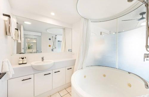Urangan Apartment | Beach Overlook - Absolute Resort-style Living