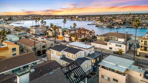 Peninsula House | Beach Paradise - Stunning 3-Story in Long Beach