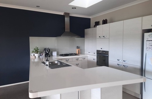 Papamoa Beach House | Beach paradise with great entertaining. 15min walk to beach & 5min walk to shops